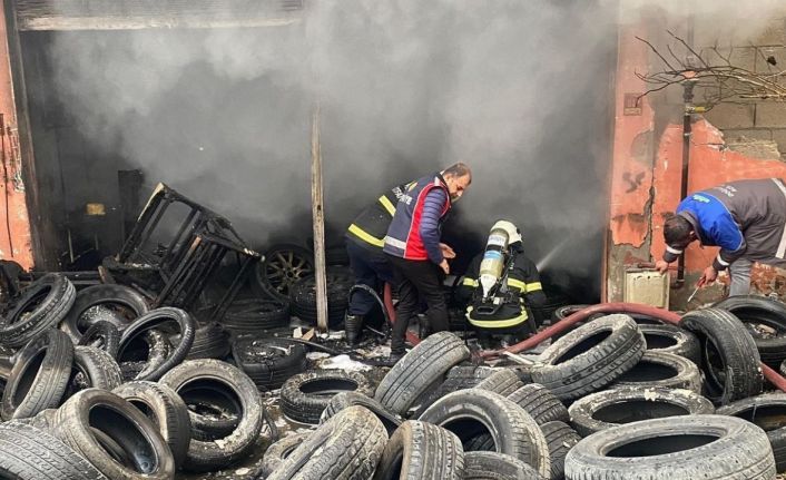 Kırıkhan’da lastikçi dükkanı alevlere teslim oldu