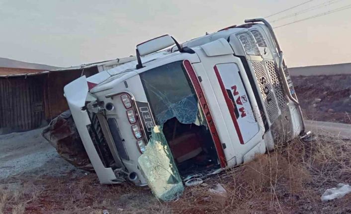 Kırıkkale’de tuz yüklü tır devrildi