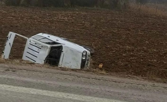 Kontrolden çıkan araç şarampole uçtu