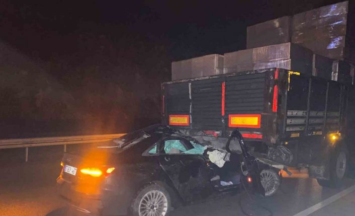 Kontrolden çıkan araç tırın altına girdi: 1’i ağır 2 yaralı