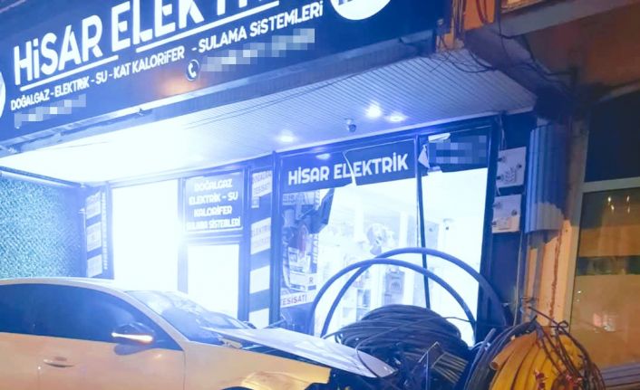 Kontrolden çıkan otomobil iş yerine daldı