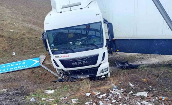 Kontrolden çıkan tır şarampole uçtu, kaza anı kameraya yansıdı