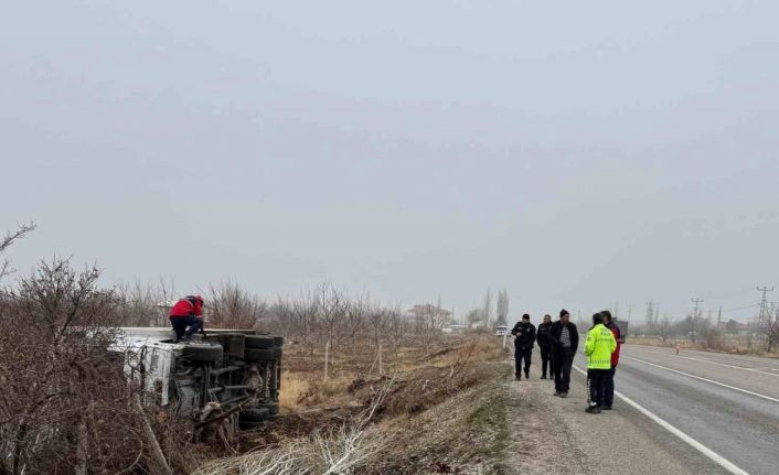 Kontrolden çıkarak devrilen kamyonun sürücüsü yaralandı