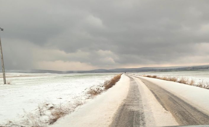 Konya’da dolu yağışı etkili oldu, mahalle beyaza büründü