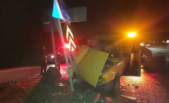 Konya’da otomobil trafik levhasına çarptı: 6 yaralı