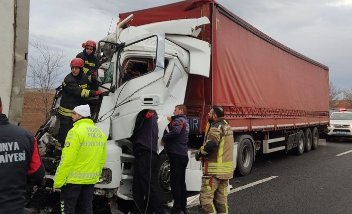 Konya’da tırlar çarpıştı: 1 yaralı