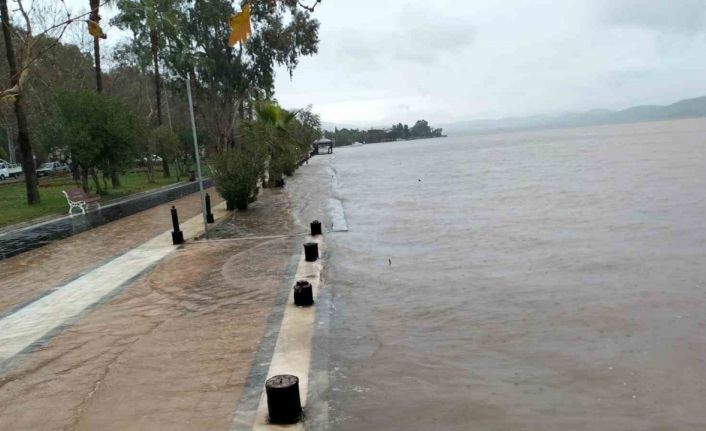 Köyceğiz Gölü taştı, yürüyüş yolunu su bastı