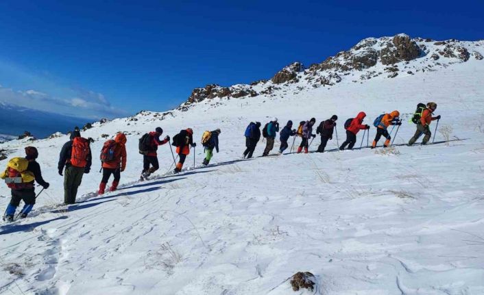 Küçük Erek Dağı’na zirve tırmanışı