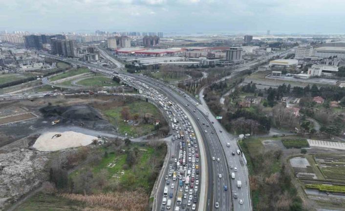 Küçükçekmece’de otomobil yangını: Kilometrelerce araç kuyruğu havadan görüntülendi