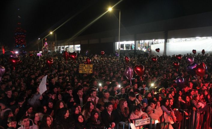 Kula Alışveriş Festivali’nin ikinci gününde Yener Çevik sahne aldı