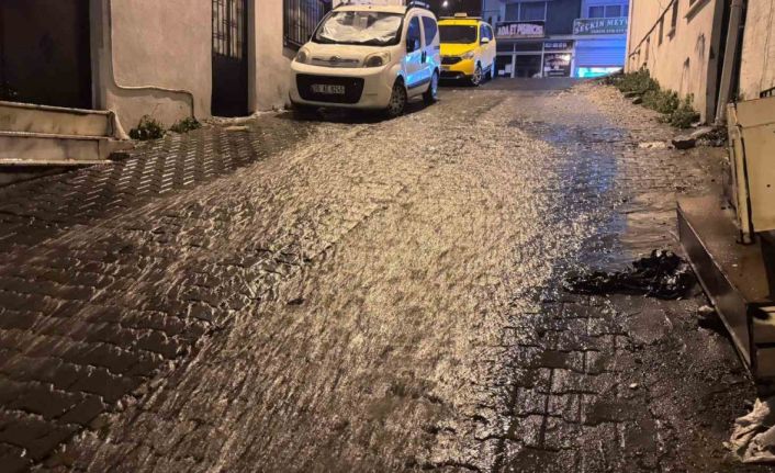 Kuşadası’nda sağanak yağış etkili oldu