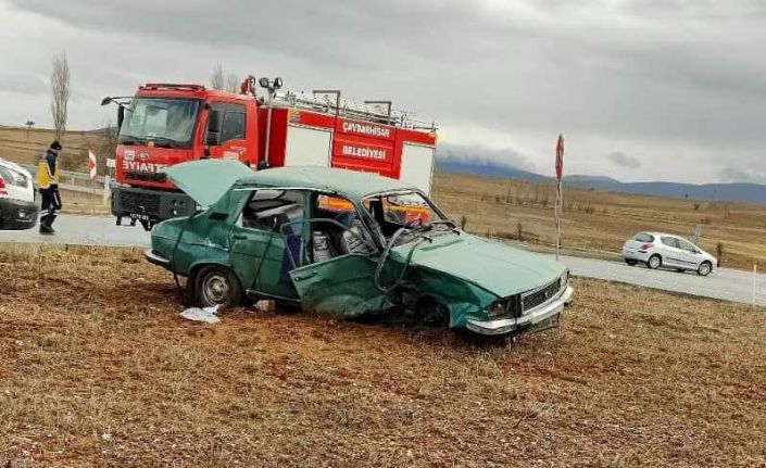 Kütahya’da hayvan yüklü kamyonet otomobille çarpıştı: 2 yaralı