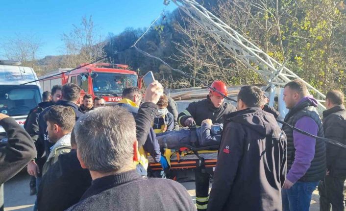 Lastiği patlayan kamyonet elektrik direğine çarptı: 2 yaralı