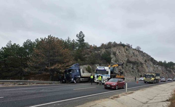 Lastiğinin patlaması nedeniyle kontrolden çıkan tır bariyere çarptı