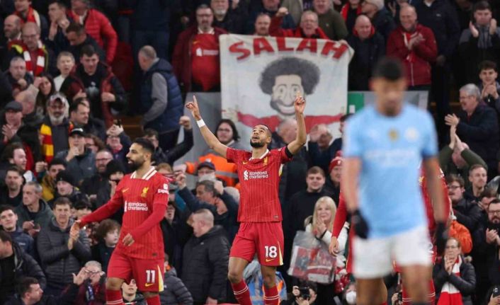 Liverpool, şampiyonluk yarışındaki en büyük rakibini saf dışı bıraktı