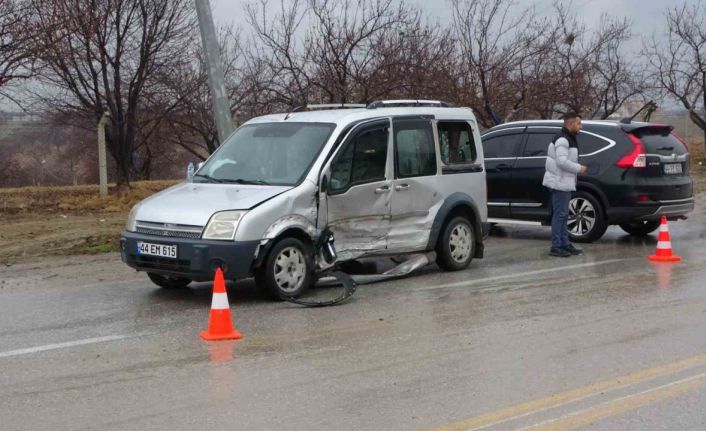 Malatya’da 6 kişinin yaralandığı kaza kameraya yansıdı