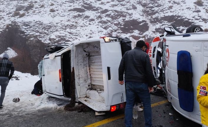 Malatya’da ambulans ile pikap çarpıştı: 1’i ağır 5 yaralı