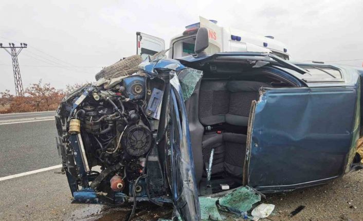 Malatya’da devrilen araç kağıt gibi dağıldı