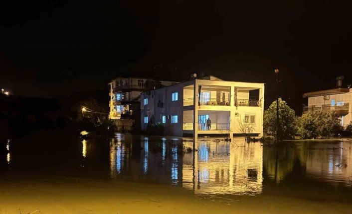 Manavgat’ta büyükşehir ekipleri 51 su baskınına müdahale etti