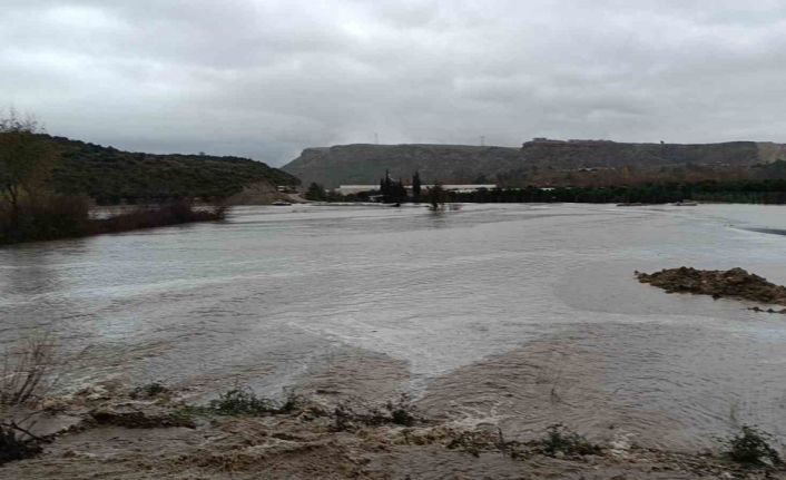 Manavgat’ta dağlardan gelen sel suları ulaşımı olumsuz etkiliyor