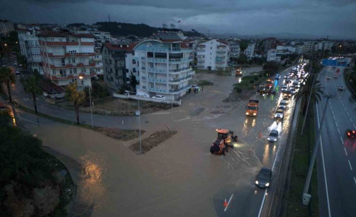 Manavgat’ta yoğun yağış etkili oldu, yollar göle döndü