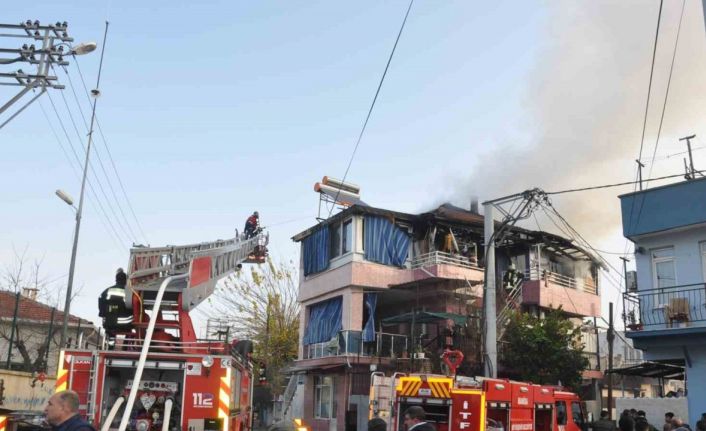 Manisa’da 3 katlı binada çıkan yangın korkuttu