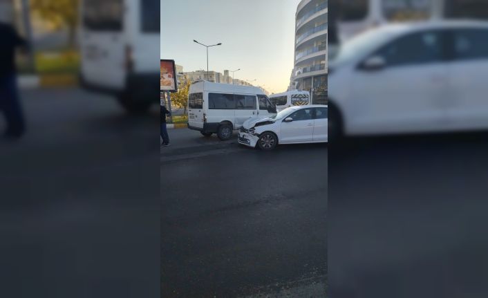 Mardin’de otomobil ile minibüs çarpıştı