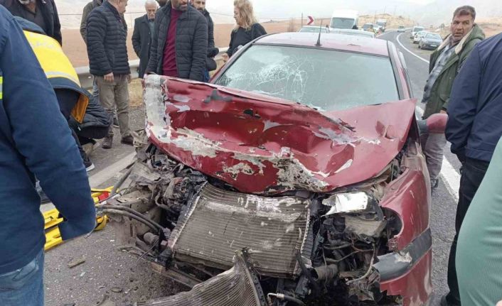 Mardin’de otomobil traktöre arkadan çarptı: 3 yaralı