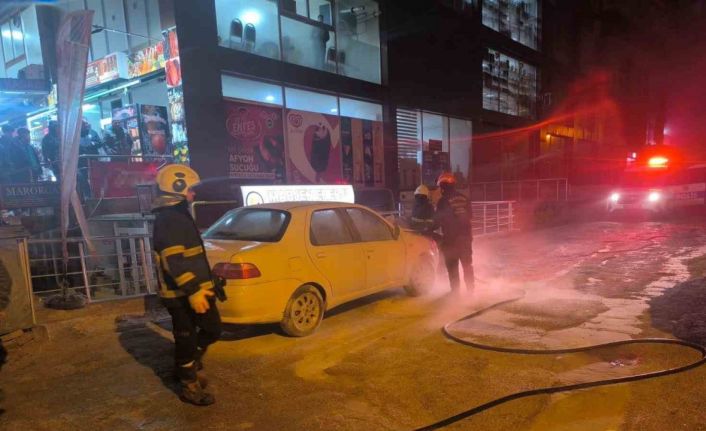 Mardin’de park halindeki otomobil alev topuna döndü