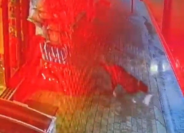 Marketten cips çalan köpek kameraya yakalandı