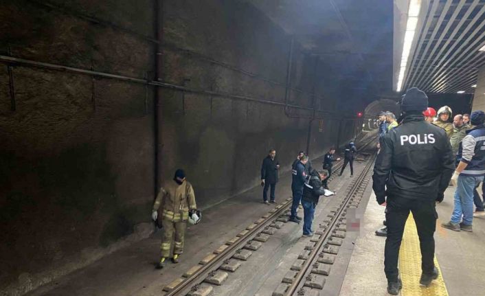 Marmaray’da tren aylarına atlayan şahıs hayatını kaybetti