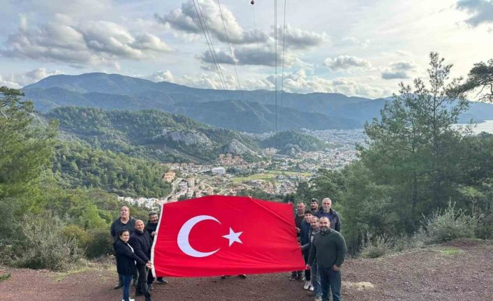 Marmaris’in dört mahalle muhtarından Türk bayrağına vefa