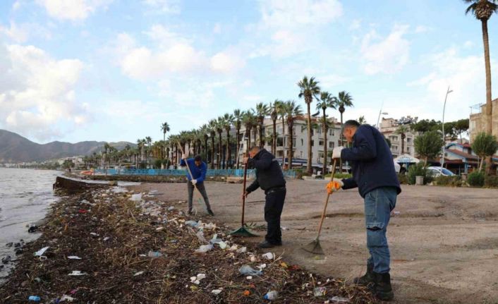 Marmaris’te fırtına sonrası sahilde temizlik yapıldı