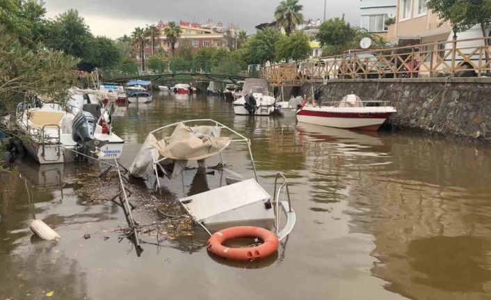 Marmaris’te metrekareye 170 kg yağış düştü, balıkçı tekneleri batmaya başladı