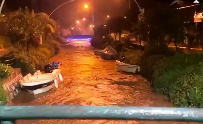 Marmaris’te sağanak yağış etkili oldu, yollar göle döndü