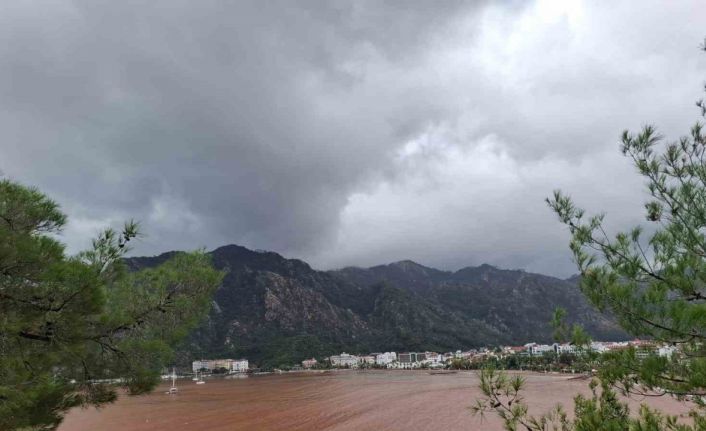 Marmaris’te sağanak yağışla sokaklar dereye, denizin rengi kahverengiye döndü