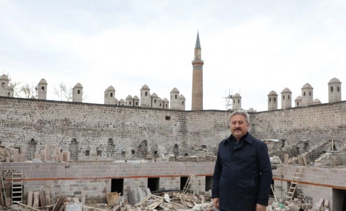 Melikgazi Belediyesi tarihe ışık tutuyor