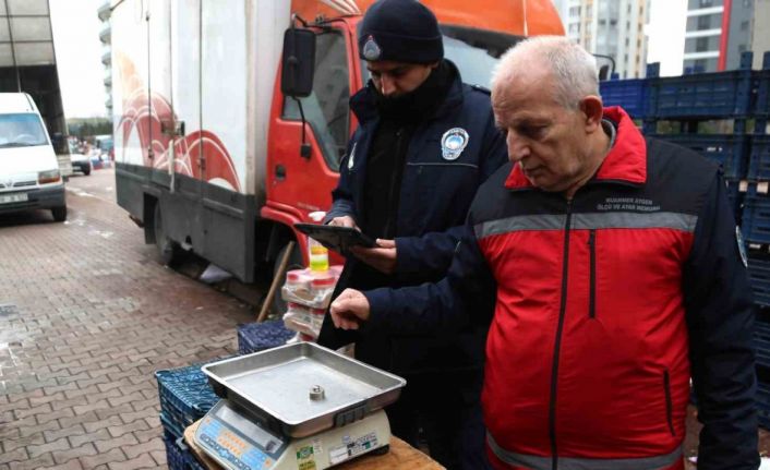 Melikgazi Zabıtası pazar yerlerinde ölçü ayar ve etiket denetimi yaptı