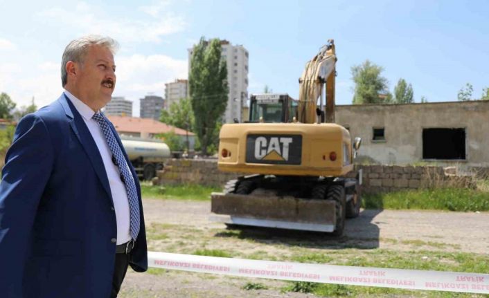 Melikgazi’de metruk yapılar yıkıldı