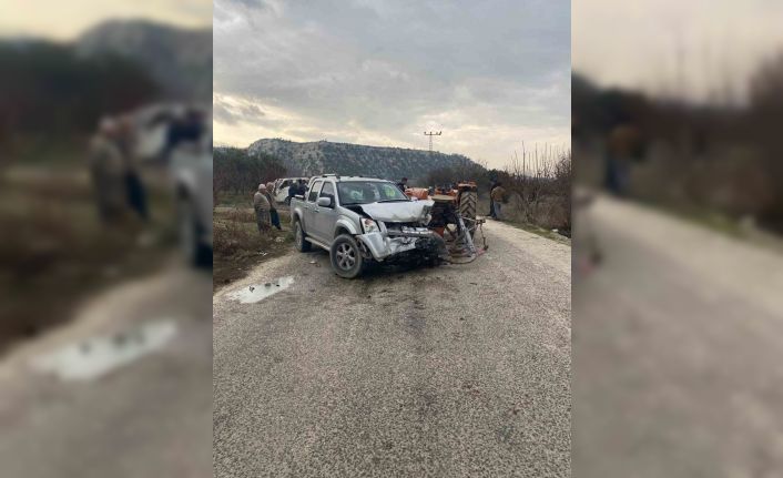 Mersin’de kamyonet traktöre arkadan çarptı: 4 yaralı