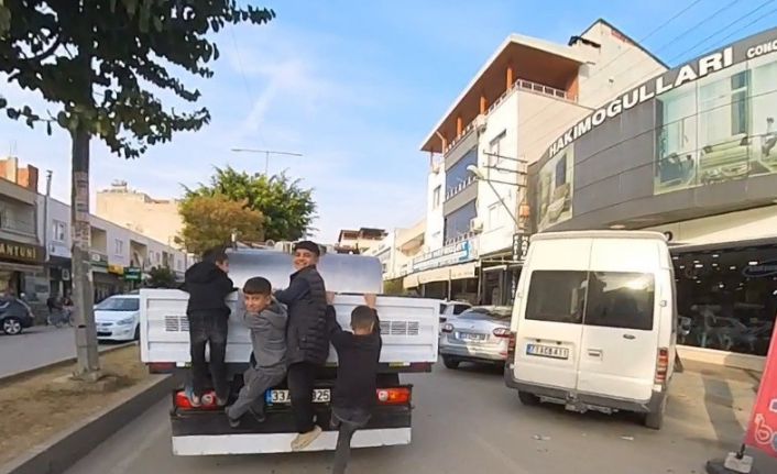 Mersin’de kamyonetin arkasına asılan çocukların tehlikeli yolculuğu