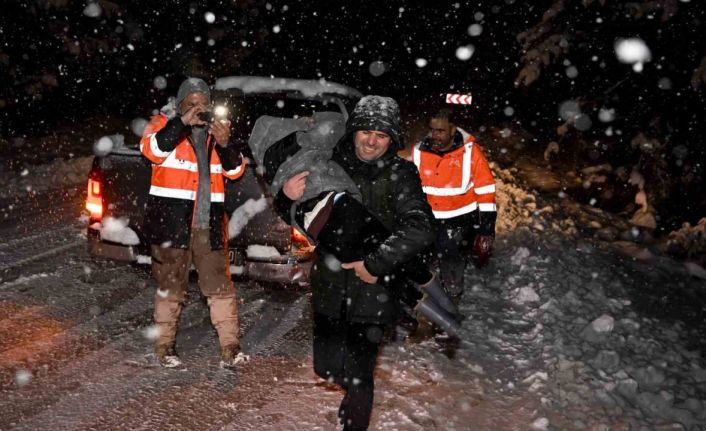 Mersin’de mahsur kalanların imdadına karla mücadele ekipleri yetişti