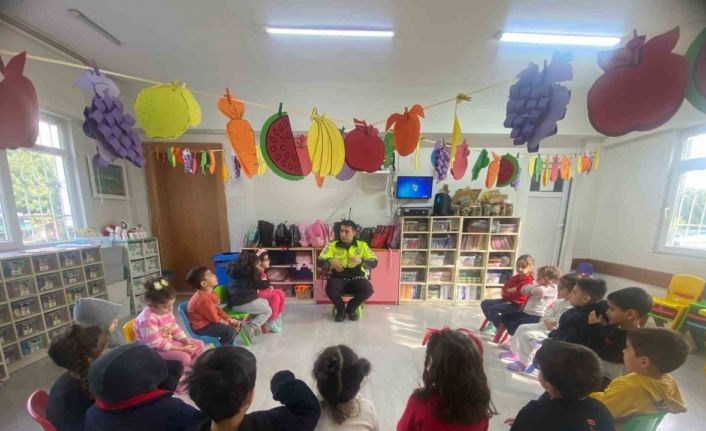 Mersin’de öğrenciler ’trafik güvenliği’ konusunda bilgilendiriliyor