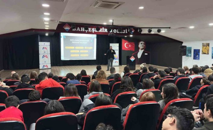 Mersin’de öğrencilere geleceğin meslekleri tanıtılıyor