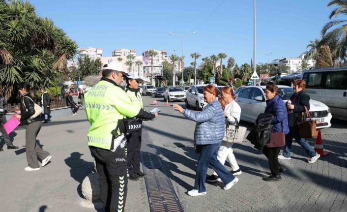 Mersin’de vatandaşlar trafik konusunda bilgilendiriliyor