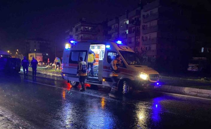 Milas’ta direğe çarpan otomobil takla attı: 2 yaralı