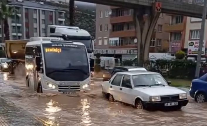 Milas’ta sağanak yağış yolları göle çevirdi