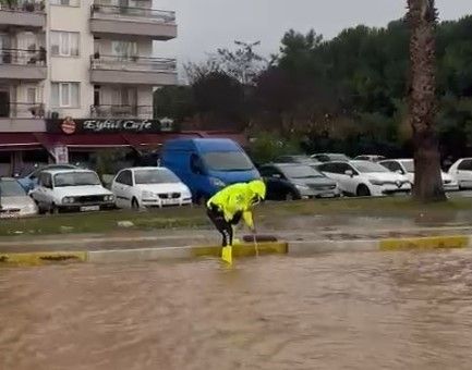 Milas’ta trafik ekipleri sağanak yağışta vatandaşların yardımına koştu