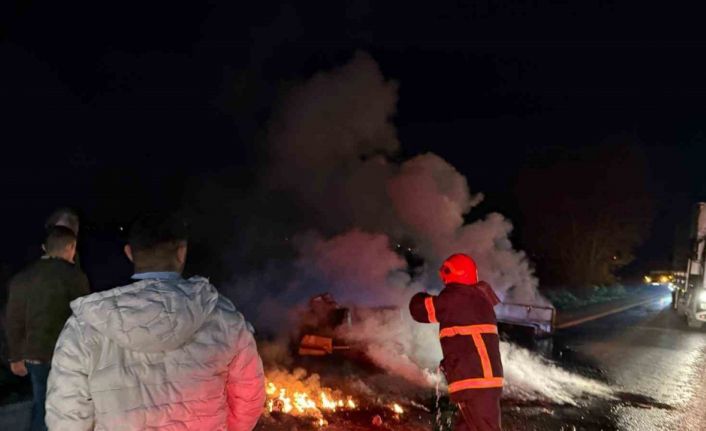 Mobilya yüklü kamyonet alev alev yandı