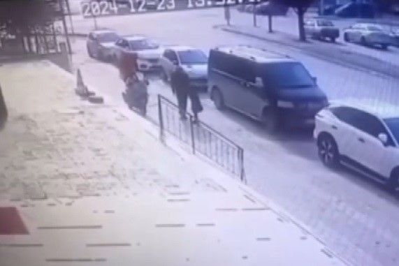 Motokurye boğazına şeker kaçan çocuğu heimlich manevrası ile kurtardı